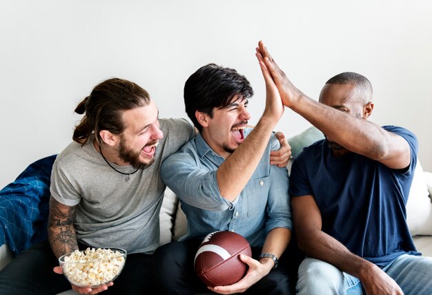 Amigos animando liga deportiva juntos