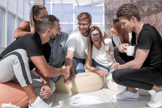 Amigos apertando as mãos ao discutir um novo projeto