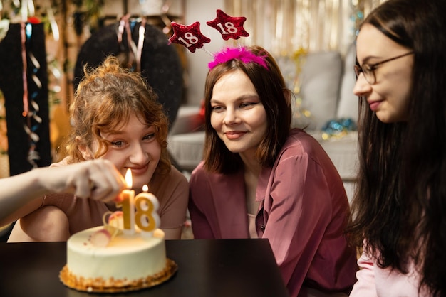 Amigos apresentando bolo de aniversário para menina feliz aniversário para você