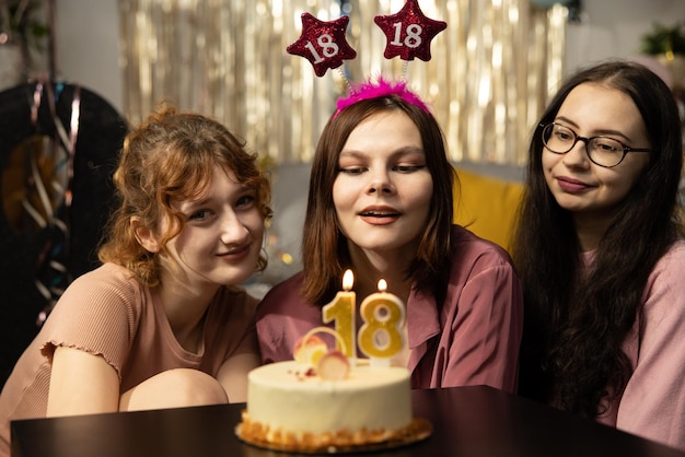 Amigos apresentando bolo de aniversário para menina feliz aniversário para você