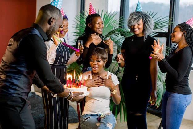 Amigos, apresentando um bolo de aniversário para a garota africana