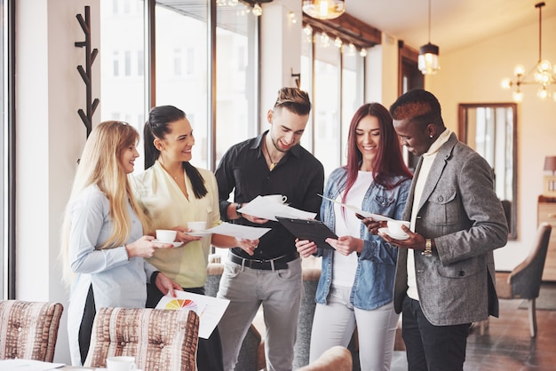 Amigos, aproveitando a pausa para o café no escritório