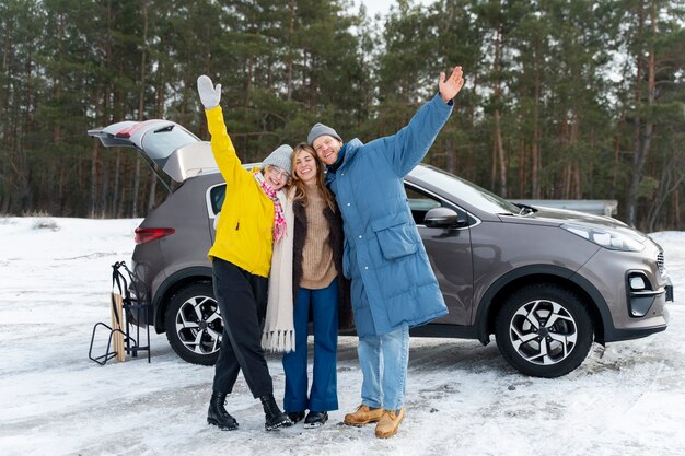 Amigos aproveitando a viagem de inverno