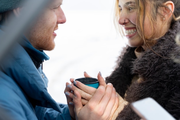 Foto amigos aproveitando a viagem de inverno