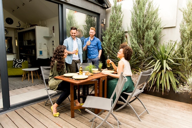 Amigos asar comida y disfrutar de una fiesta de barbacoa al aire libre