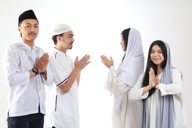 Amigos asiáticos que se perdonan el uno al otro durante la celebración del Eid Mubarak