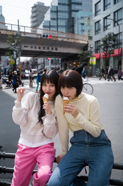 Foto amigos asiáticos de tiro medio con helado