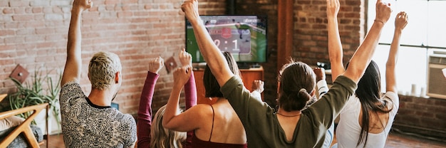 Foto amigos assistindo a um game show na tv