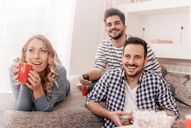 Amigos assistindo a um jogo