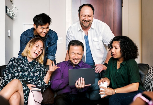 Amigos assistindo a um videoclipe online em um tablet digital