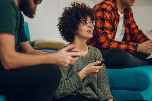 Amigos assistindo jogo de futebol em casa e torcendo