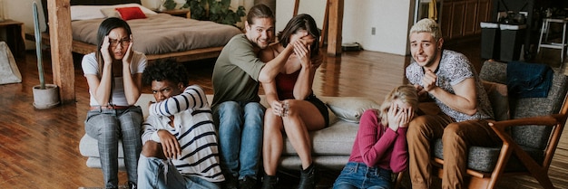 Foto amigos assistindo programas de tv juntos