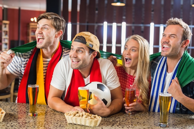 Amigos assistindo tv