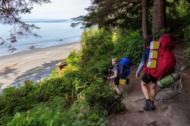 Amigos aventureros caminan por el sendero Juan de Fuca hasta Mystic Beach en la costa del Océano Pacífico