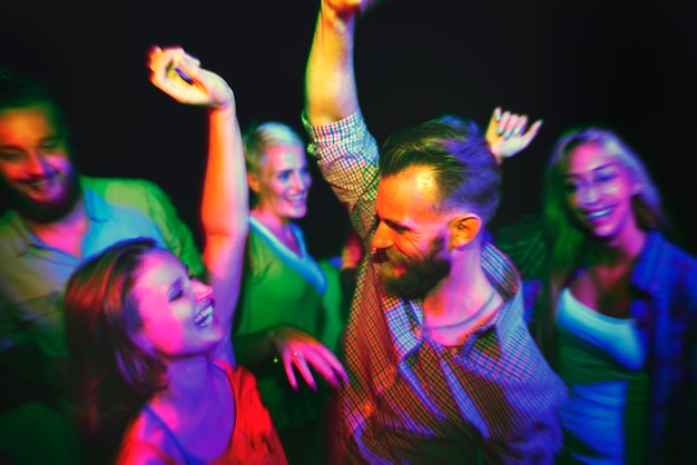 Foto amigos bailando en una fiesta de verano