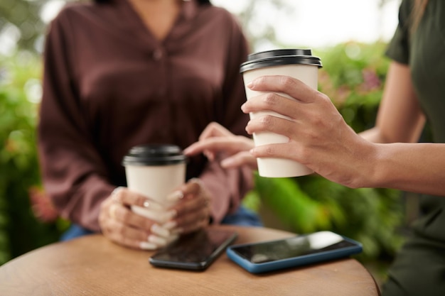 Amigos bebendo café ao ar livre