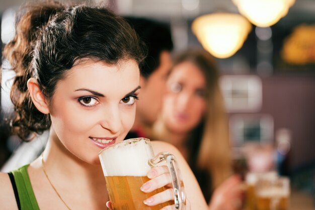 Foto amigos bebendo cerveja no bar