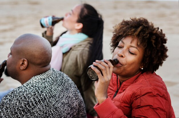 Amigos, bebendo, cerveja, praia