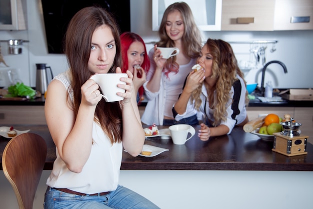 Amigos, bebendo chá e café na cozinha