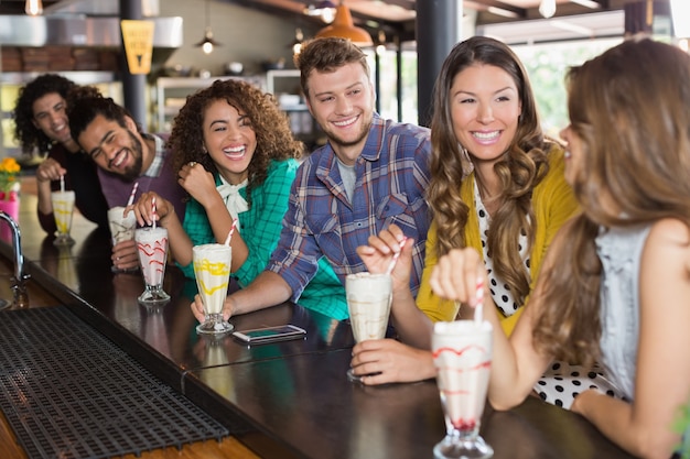 Amigos bebendo em restaurante