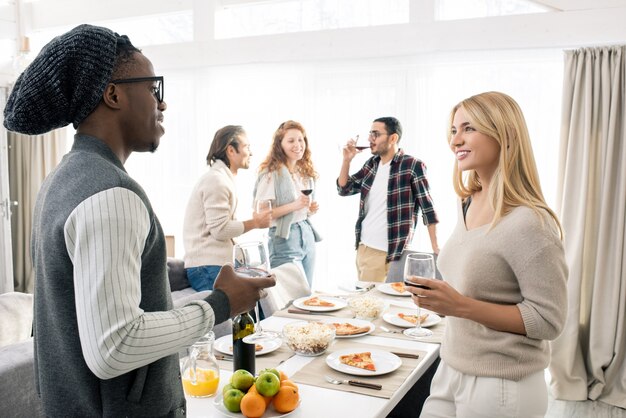 Amigos bebendo vinho e conversando