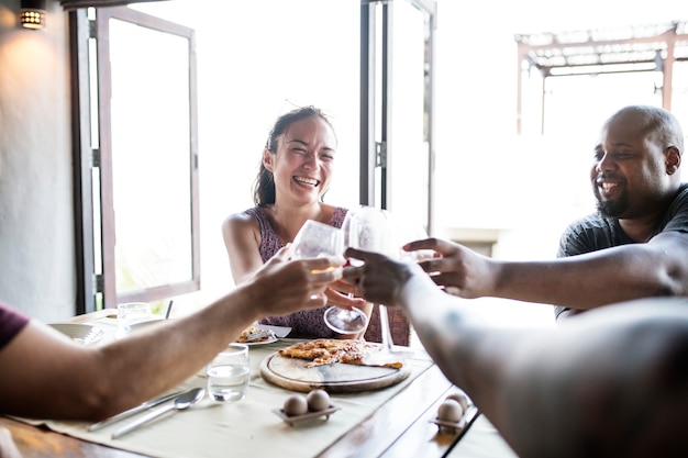 Amigos, bebendo vinho, em, um, restaurante