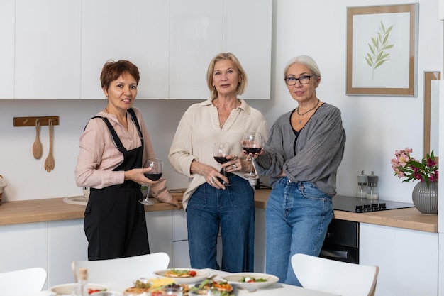 Amigos bebendo vinho na cozinha