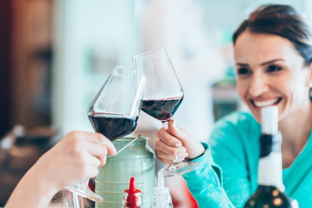 Amigos bebendo vinho no restaurante