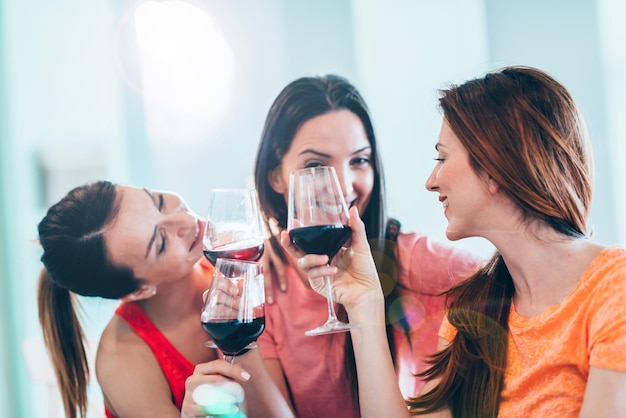 Amigos bebendo vinho no restaurante