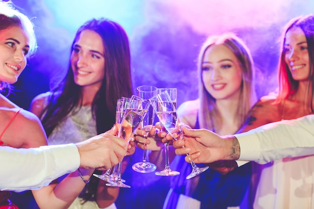 Amigos con bebidas alcohólicas en una fiesta.