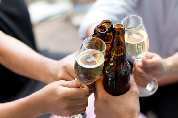 Amigos con bebidas de fiesta Los jóvenes están disfrutando de la fiesta.