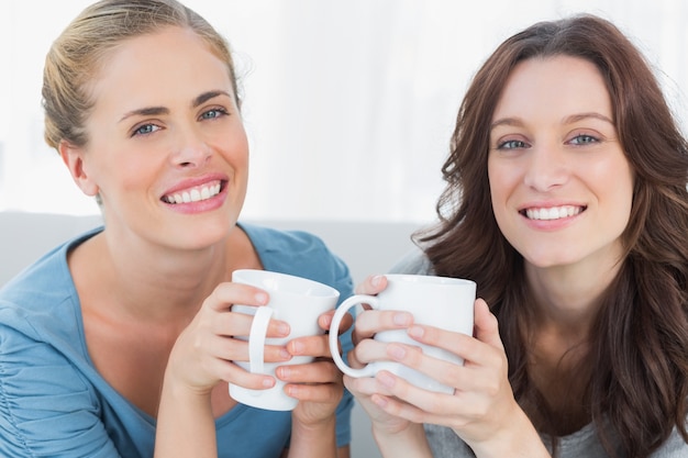 Amigos bebiendo café