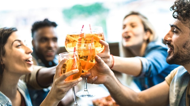 Amigos bebiendo spritz en el restaurante bar de cócteles de moda