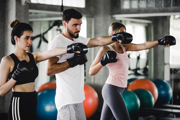 Foto amigos boxeando en el gimnasio