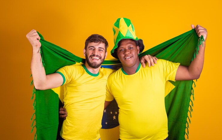 Foto amigos brasileiros diversidade latino-americana torcendo pela copa do mundo brasil 2022 segurando a bandeira do brasil futebol torcendo e vibrando gritando gol alegre e felizxa