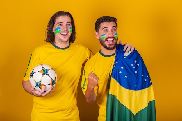 Foto amigos brasileños diversidad de latinoamericanos animando a brasil en la copa del mundo 2022 juntos viendo el partido de brasil en la copa del mundo