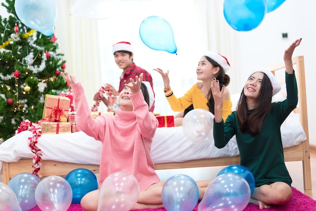 Foto amigos brincando com balões em casa durante o natal