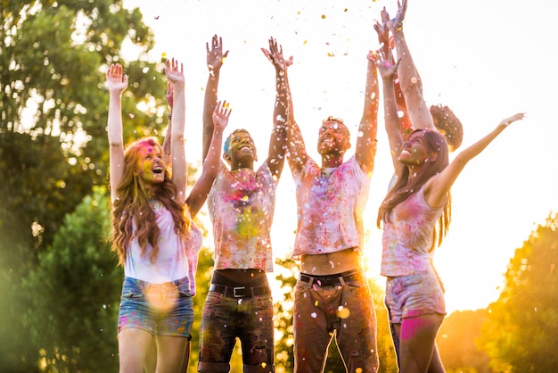 Amigos brincando com pó de holi