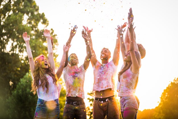 Amigos brincando com pó de holi