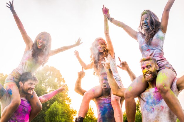 Amigos brincando com pó de holi