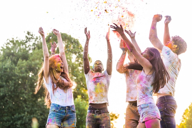 Amigos brincando com pó de holi