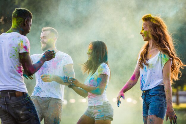 Amigos brincando com pó de holi