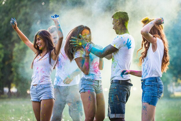 Amigos brincando com pó de holi