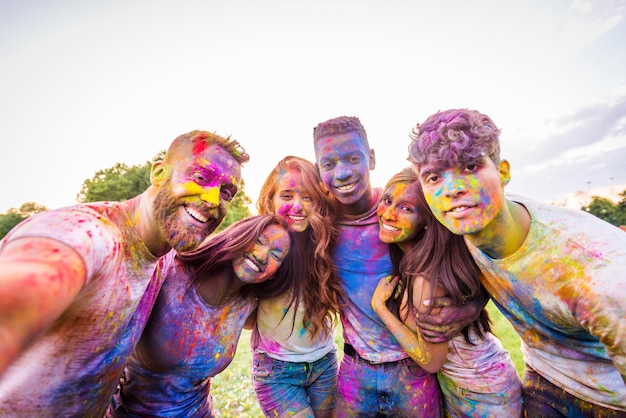 Foto amigos brincando com pó de holi