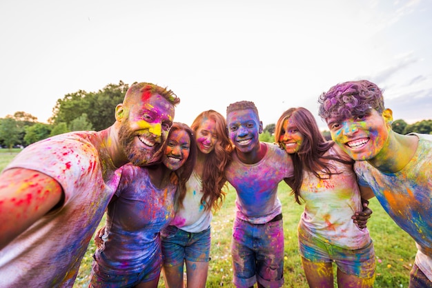 Foto amigos brincando com pó de holi