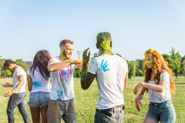 Amigos brincando com pó de holi