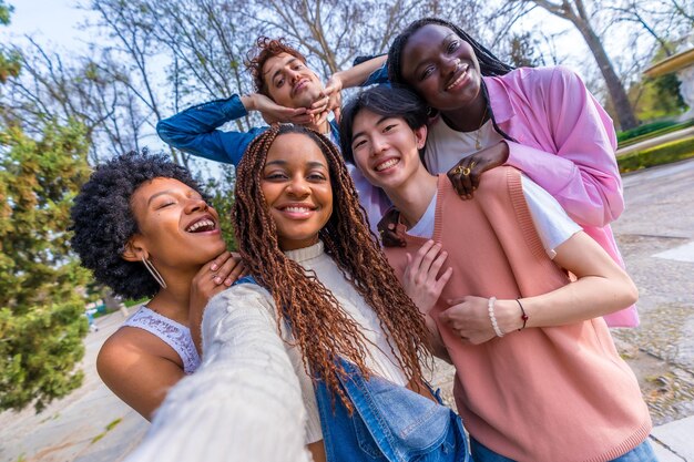 Amigos brincando enquanto tiram uma selfie em um parque urbano