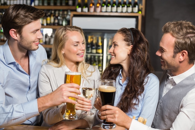 Amigos brindando con bebidas