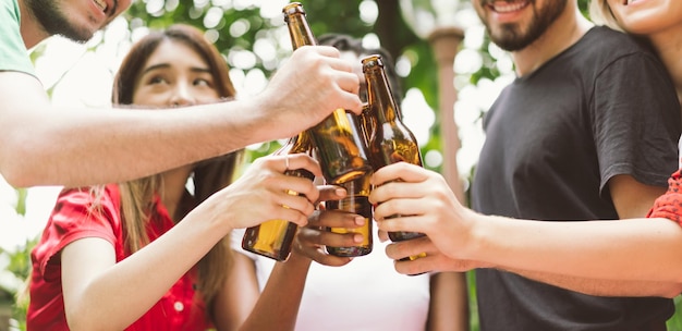 Amigos brindando con botellas de cerveza