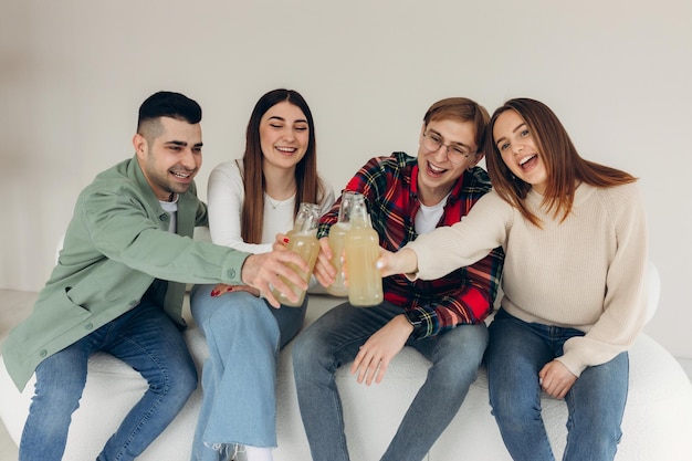 Foto amigos brindando con cerveza en una fiesta en casa